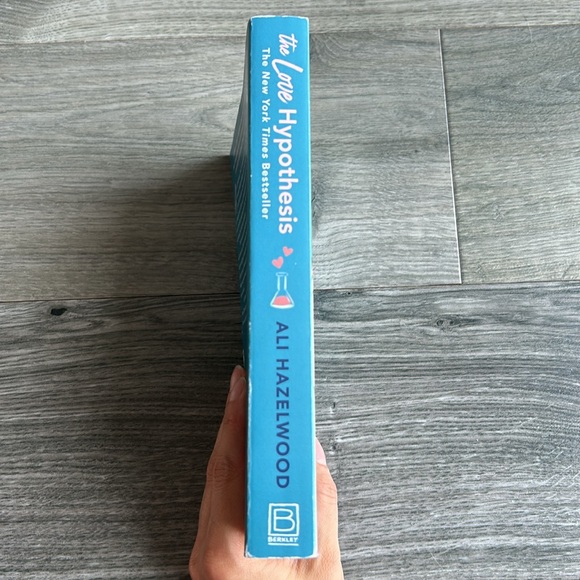 🌸 3 For $20 🌸 The Love Hypothesis by Ali Hazelwood - Picture 3 of 3